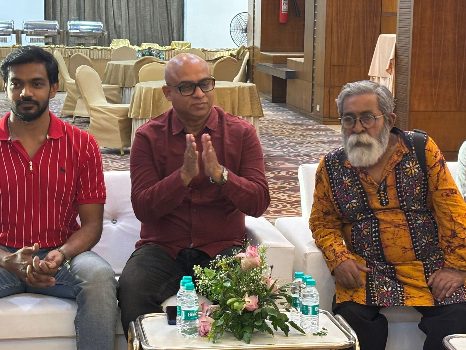 অভিজ্ঞতার স্মৃতি: সেই অভিজ্ঞতার কথাই স্মরণ করে কৌশিক বলেন, “শুভশ্রী ‘গৃহপ্রবেশ’-এর শুটিং চলাকালীন প্রায় রোজই বলত, ‘আজ আমি আবার অডিশন দিলাম।’ আমি ওর মধ্যে অনেক দিন আগেই সিরিয়াস অভিনেত্রীর সম্ভাবনা দেখেছিলাম। ‘গৃহপ্রবেশ’-এ সেটা চোখের সামনে বাস্তবে দেখলাম। সেই অডিশনগুলোরই ফল এই ‘ওয়েটিং রুম।’”
